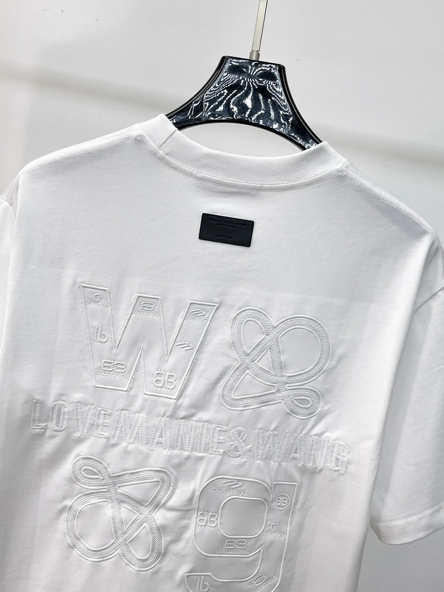 Balenciaga's high-end top-quality products 🐮2026 Spring and Summer New Arrival first counter, the latest New Arrival short-sleeved round neck T-shirt, Premium customized design, avant-garde and fashionable! Brand logo heavy craftsmanship design Premium customized 260g fabric. Soft to the touch. Comfortable to wear. Counter-level exquisite stitching. Fine workmanship. The upper body effect is incomparably handsome! A must-have item for men and women with the same style! Sizes: S~XXL When placing an order, please state your height and weight. The maximum wearing size is 210 pounds (one size larger)